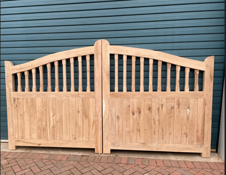 Why Wittswood’s Oak Driveway Gates Are the Perfect Choice for Rural Properties